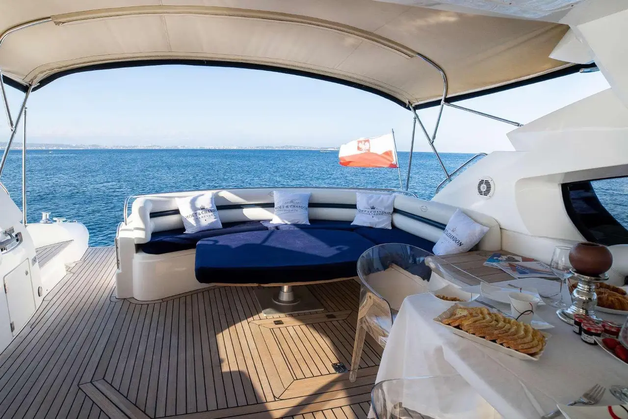 Sunseeker Predator 68, cubierta de popa — Yacht Charter Marbella, Marbella. Casco deportivo y velocidad para la costa de Marbella