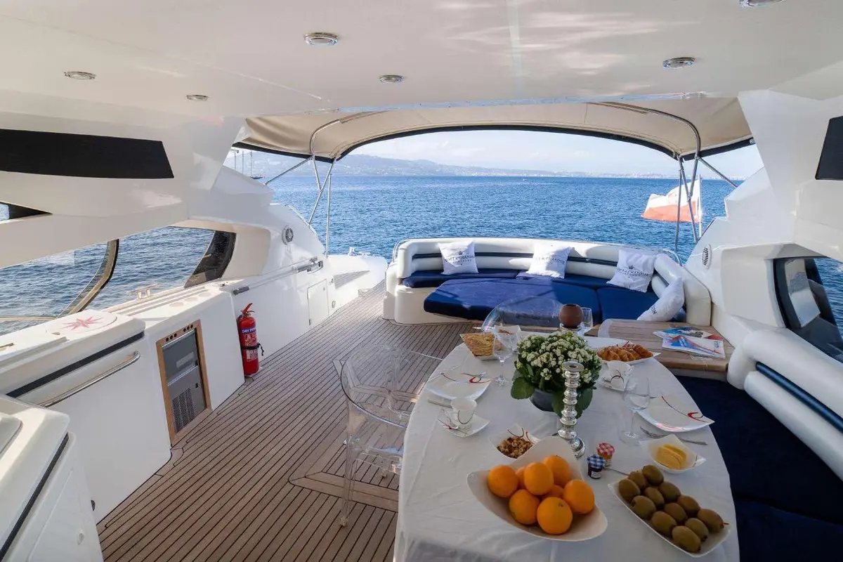 Sunseeker Predator 68, salón — Yacht Charter Marbella, Marbella. Casco deportivo y velocidad para la costa de Marbella