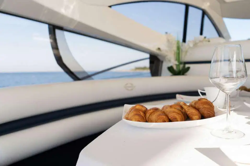 Sunseeker Predator 68, flybridge — Yacht Charter Marbella, Marbella. Casco deportivo y velocidad para la costa de Marbella