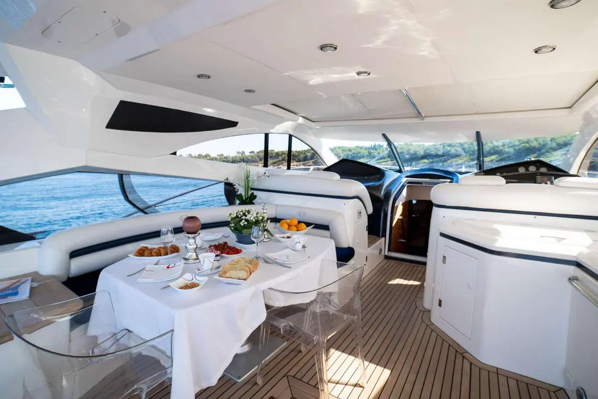 Sunseeker Predator 68, exterior — Yacht Charter Marbella, Marbella. Casco deportivo y velocidad para la costa de Marbella