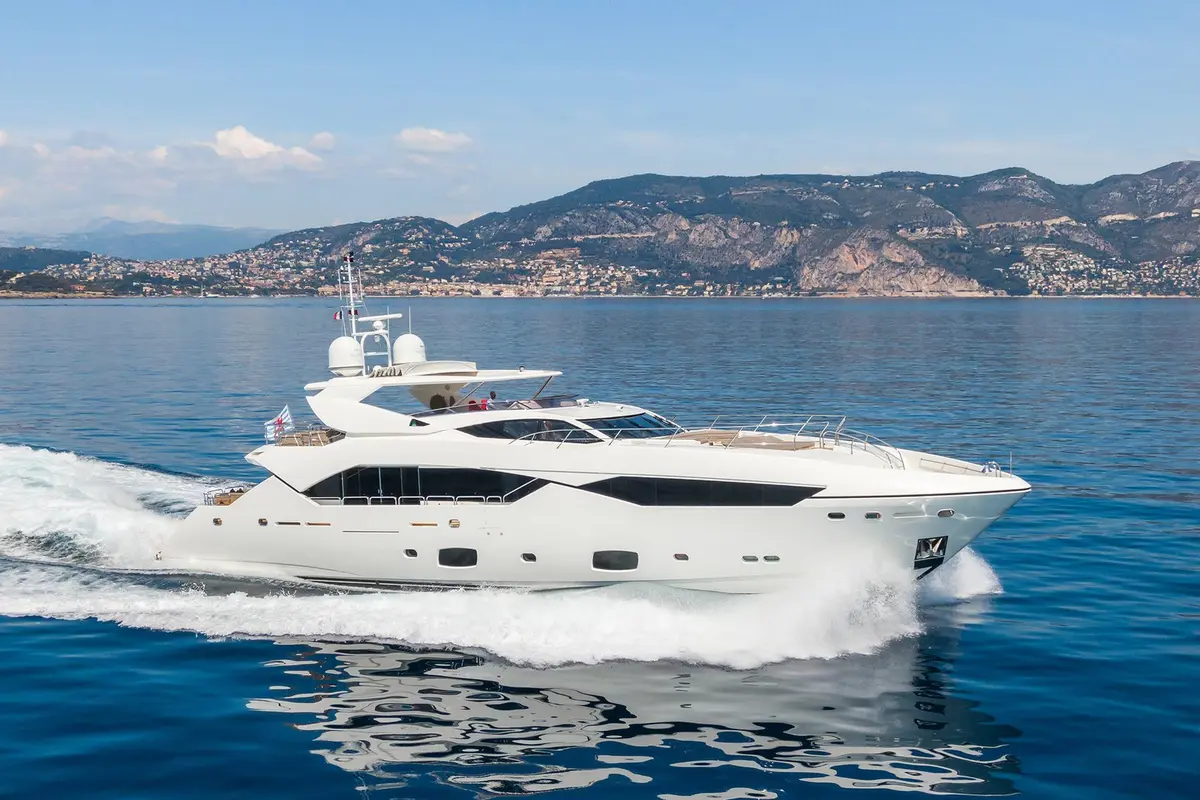 Sunseeker 115, exterior — Yacht Charter Marbella, Marbella. Casco deportivo con spa para tardes fondeadas