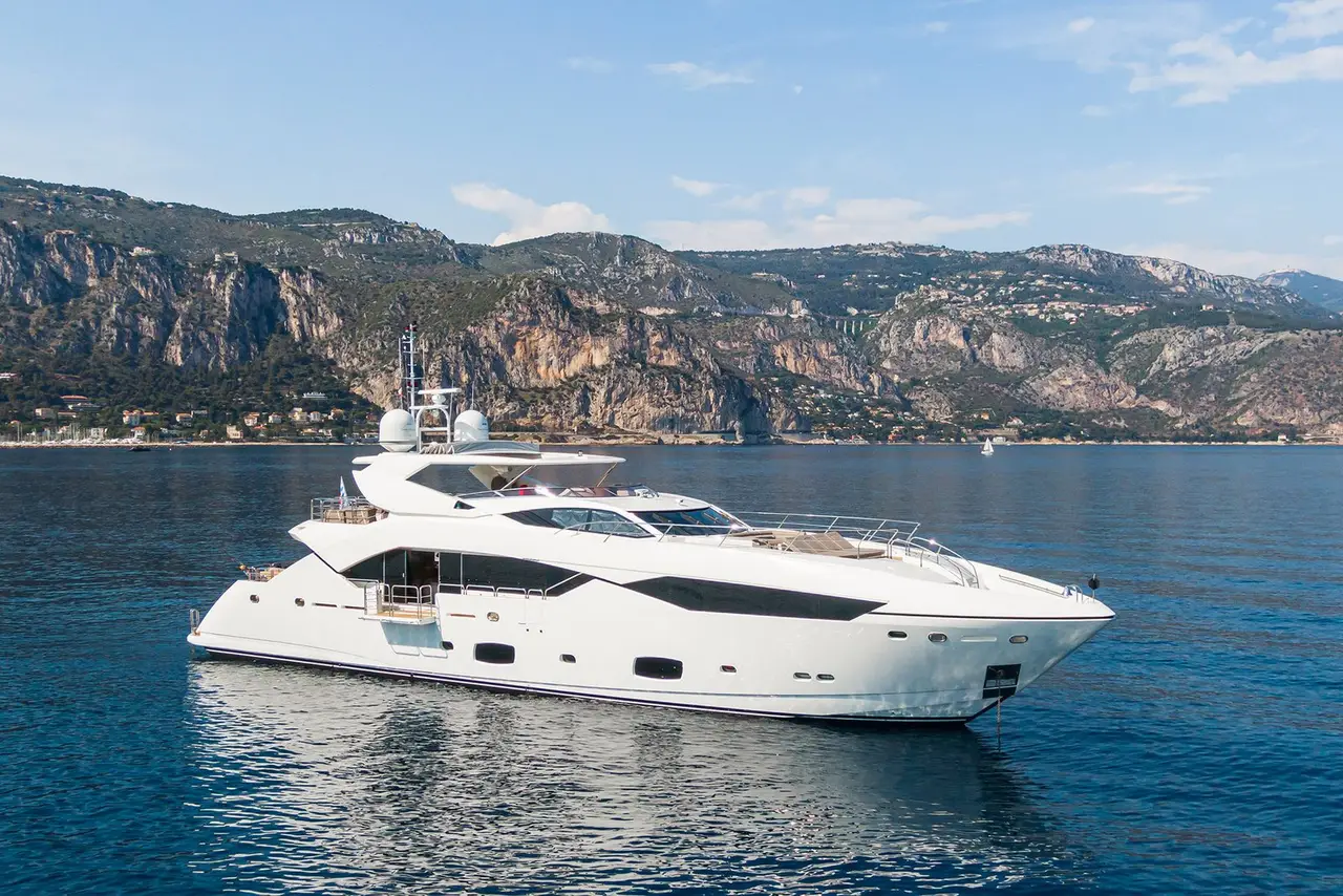 Sunseeker 115, cubierta principal — Yacht Charter Marbella, Marbella. Casco deportivo con spa para tardes fondeadas