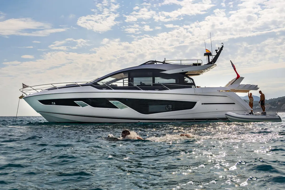 Sunseeker 65 Sport — Yacht Charter Marbella, Marbella. Velocidad deportiva de Puerto Banús a Estepona