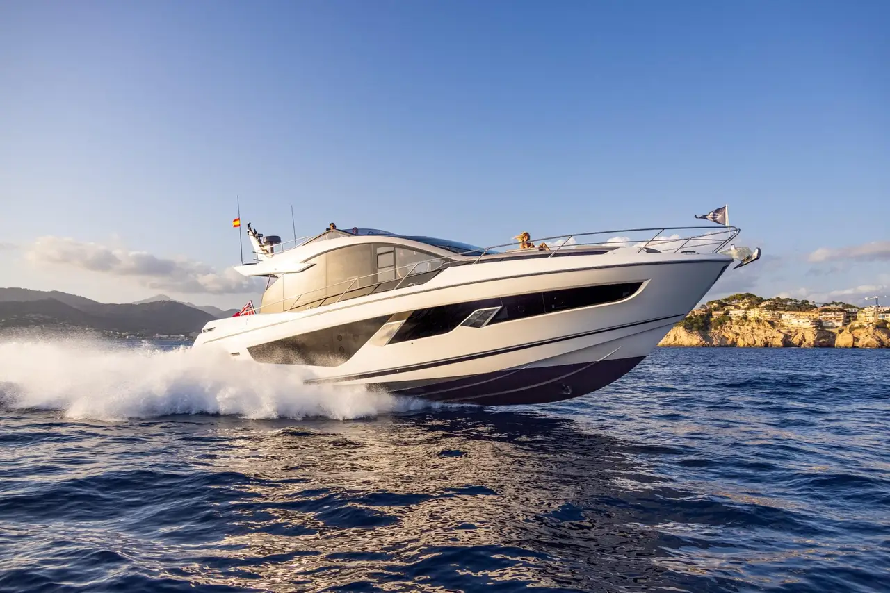 Sunseeker 65 Sport, exterior — Yacht Charter Marbella, Marbella. Velocidad deportiva de Puerto Banús a Estepona
