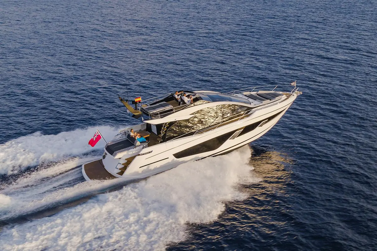 Sunseeker 65 Sport, cubierta principal — Yacht Charter Marbella, Marbella. Velocidad deportiva de Puerto Banús a Estepona