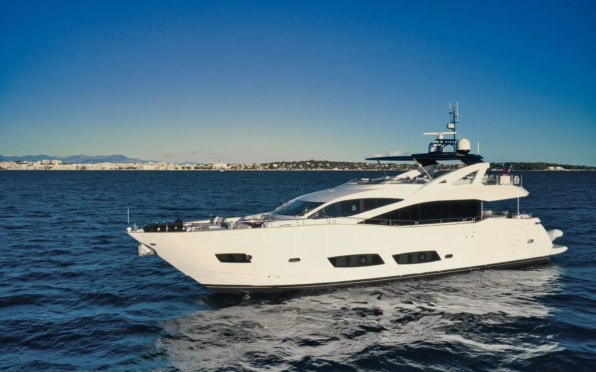 Sunseeker 95, exterior — Yacht Charter Marbella, Marbella. Jacuzzi de proa y ritmo rápido rumbo a Estepona