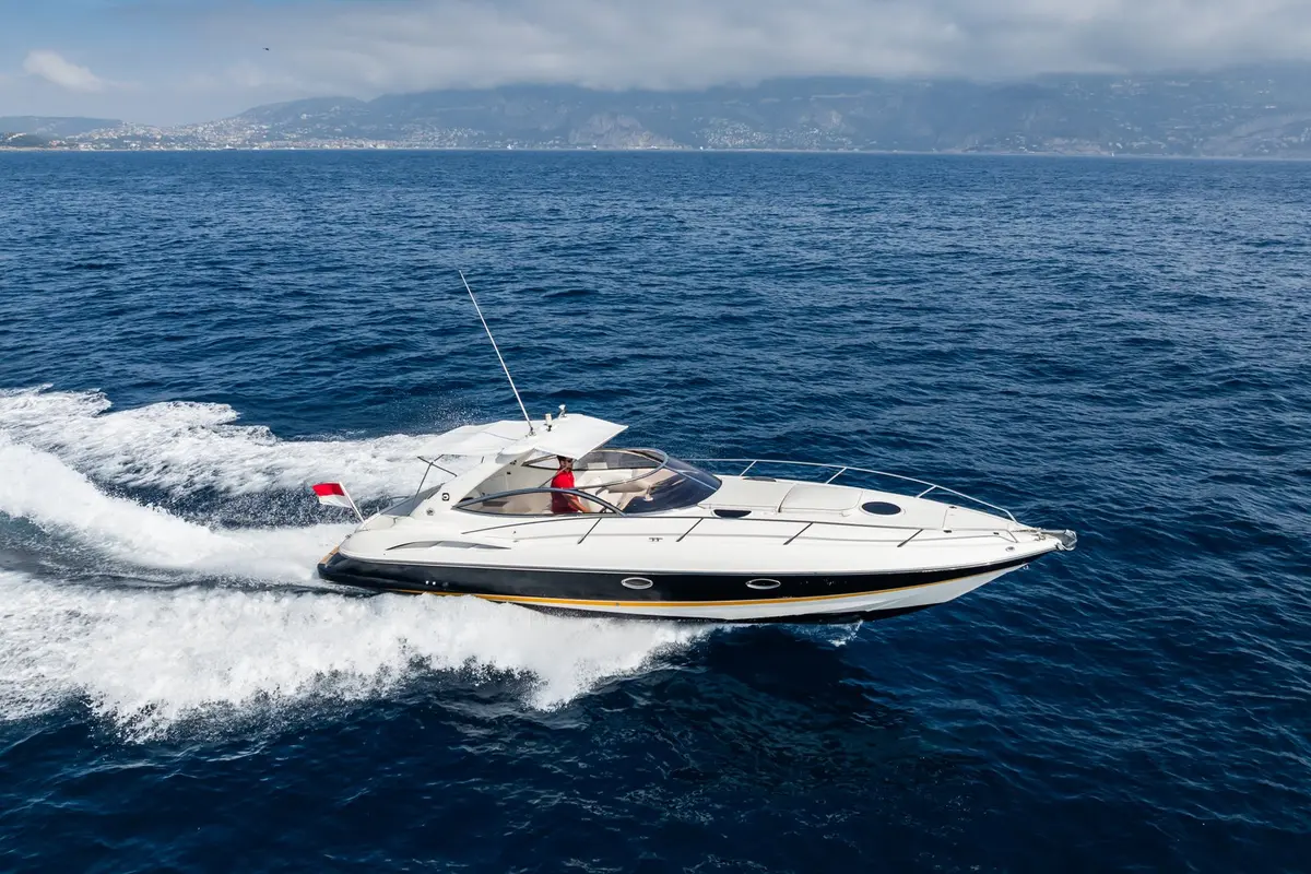 Superhawk 34, camarote principal — Yacht Charter Marbella, Marbella. Salidas cortas y rápidas por la bahía de Marbella