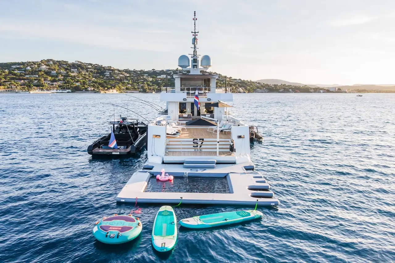 Tansu 40m, exterior — Yacht Charter Marbella, Marbella. Club de playa y calma explorer para rutas largas