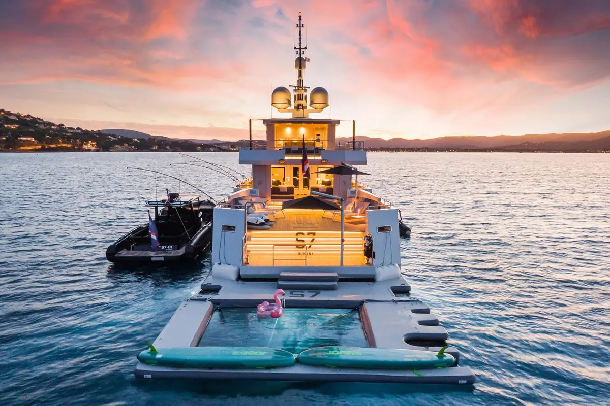 Tansu 40m, cubierta principal — Yacht Charter Marbella, Marbella. Club de playa y calma explorer para rutas largas