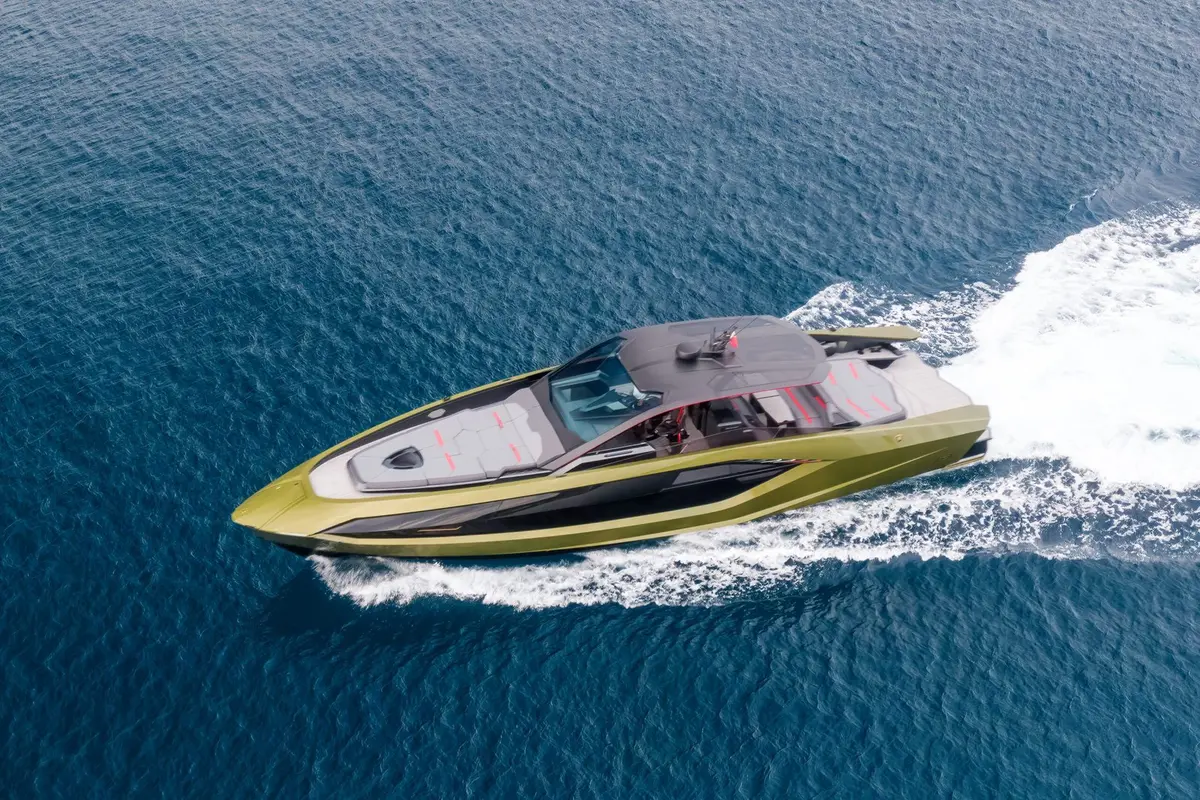 Lamborghini 63 — Yacht Charter Marbella, Marbella. Velocidad y casco de carbono frente a la costa