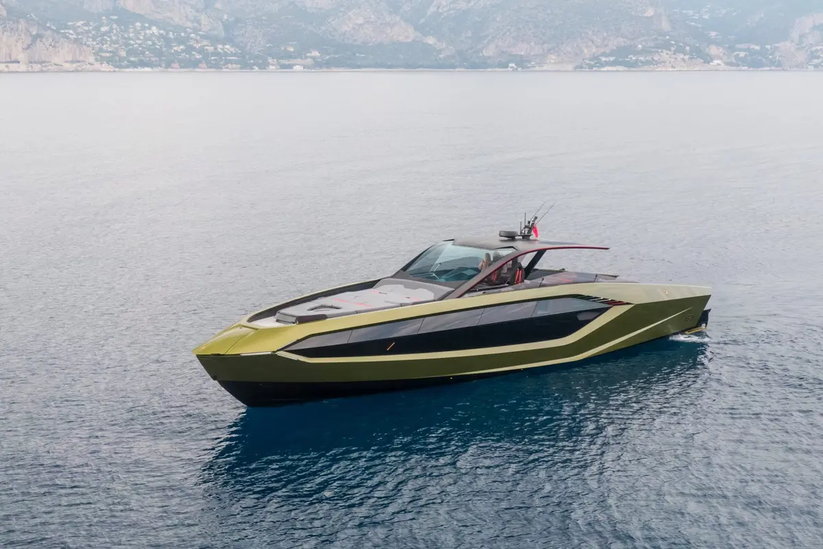 Lamborghini 63, exterior — Yacht Charter Marbella, Marbella. Velocidad y casco de carbono frente a la costa
