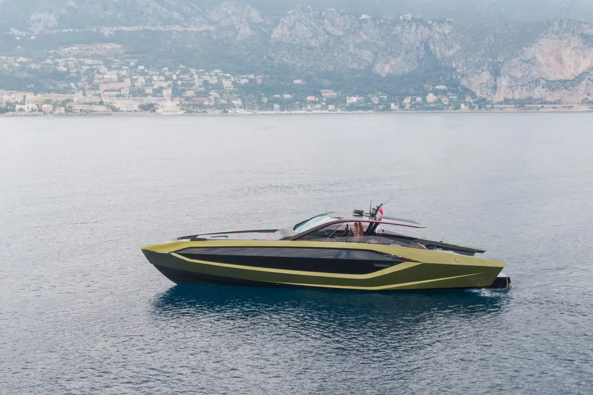 Lamborghini 63, cubierta principal — Yacht Charter Marbella, Marbella. Velocidad y casco de carbono frente a la costa
