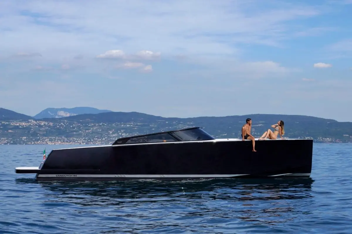 VanDutch 40 — Yacht Charter Marbella, Marbella. Diseño depurado y velocidad frente a Puerto Banús