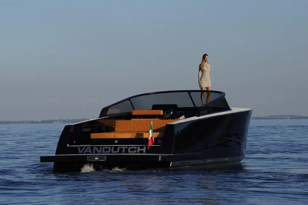 VanDutch 40, exterior — Yacht Charter Marbella, Marbella. Diseño depurado y velocidad frente a Puerto Banús