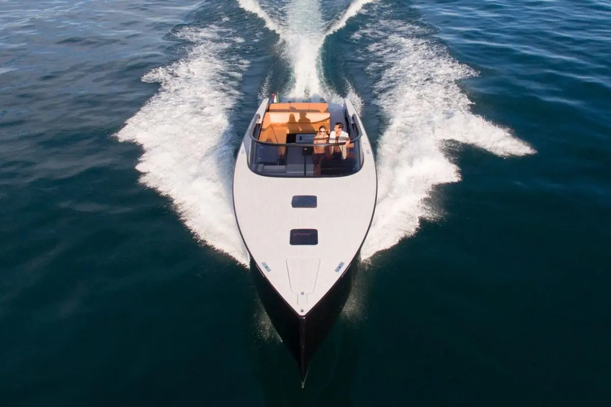 VanDutch 40, cubierta principal — Yacht Charter Marbella, Marbella. Diseño depurado y velocidad frente a Puerto Banús