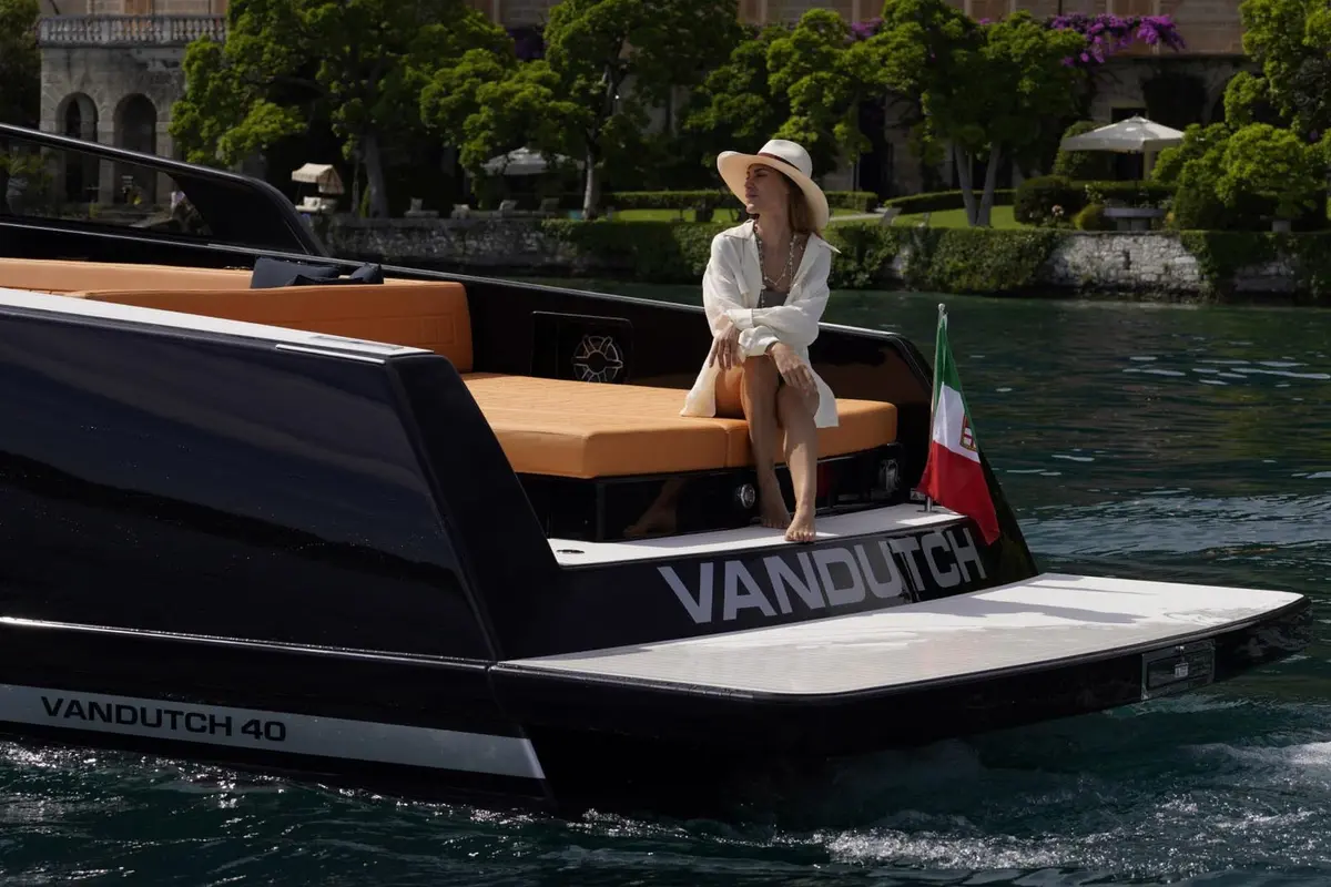 VanDutch 40, cubierta de popa — Yacht Charter Marbella, Marbella. Diseño depurado y velocidad frente a Puerto Banús