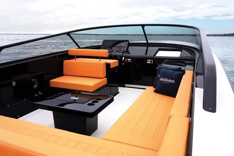 VanDutch 40, salón — Yacht Charter Marbella, Marbella. Diseño depurado y velocidad frente a Puerto Banús