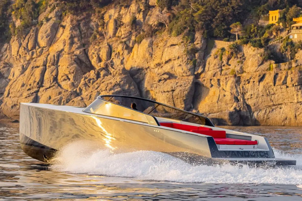 Vandutch 48 — Yacht Charter Marbella, Marbella. Líneas deportivas para una tarde de baño costero