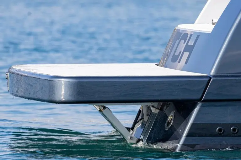 Vandutch 48, exterior — Yacht Charter Marbella, Marbella. Líneas deportivas para una tarde de baño costero