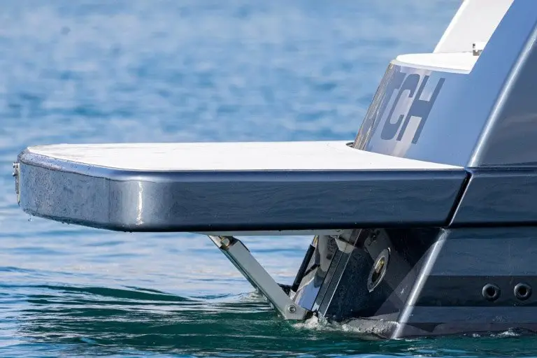 Vandutch 48, exterior — Yacht Charter Marbella, Marbella. Líneas deportivas para una tarde de baño costero