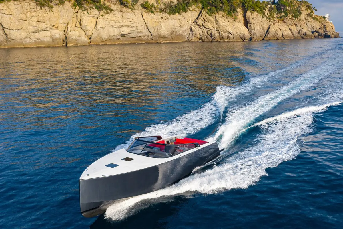 Vandutch 48, cubierta principal — Yacht Charter Marbella, Marbella. Líneas deportivas para una tarde de baño costero