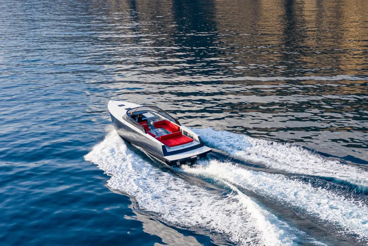 Vandutch 48, cubierta de popa — Yacht Charter Marbella, Marbella. Líneas deportivas para una tarde de baño costero