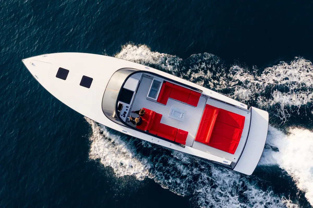 Vandutch 48, salón — Yacht Charter Marbella, Marbella. Líneas deportivas para una tarde de baño costero