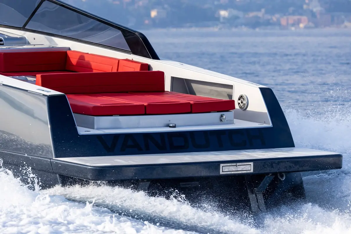 Vandutch 48, camarote principal — Yacht Charter Marbella, Marbella. Líneas deportivas para una tarde de baño costero