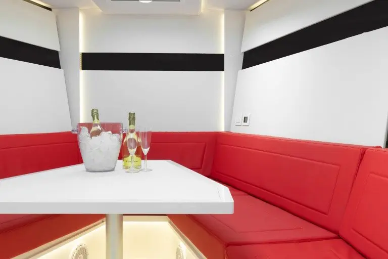 Vandutch 48, flybridge — Yacht Charter Marbella, Marbella. Líneas deportivas para una tarde de baño costero