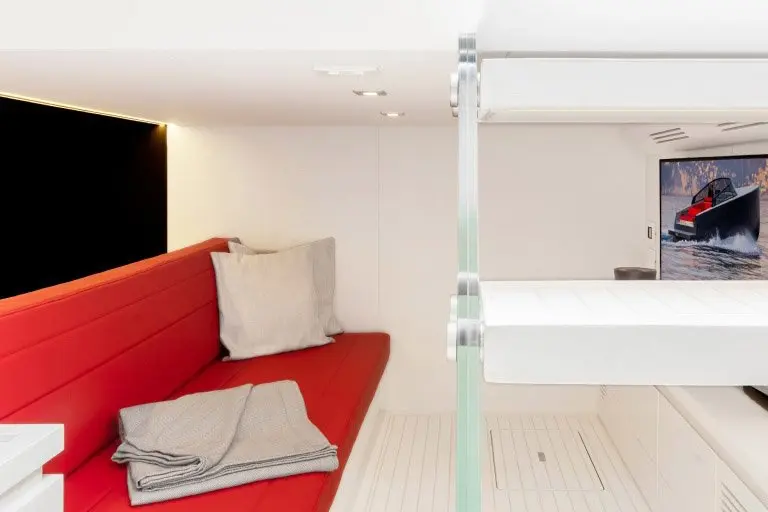 Vandutch 48, exterior — Yacht Charter Marbella, Marbella. Líneas deportivas para una tarde de baño costero