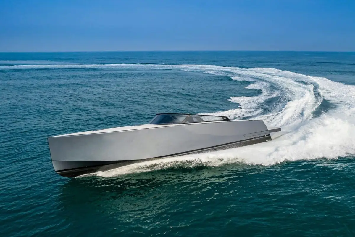 Vandutch 55 — Yacht Charter Marbella, Marbella. Líneas bajas y deportivas para tardes en Puerto Banús