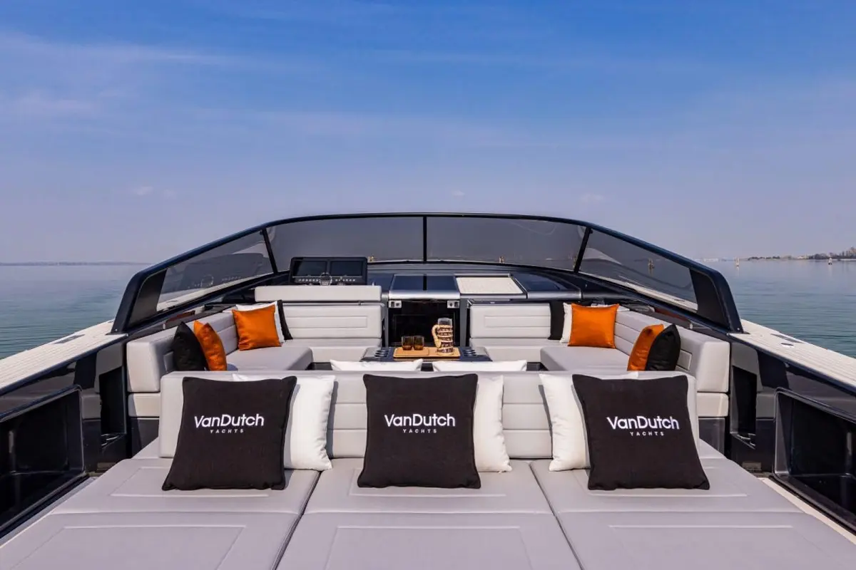 Vandutch 55, exterior — Yacht Charter Marbella, Marbella. Líneas bajas y deportivas para tardes en Puerto Banús