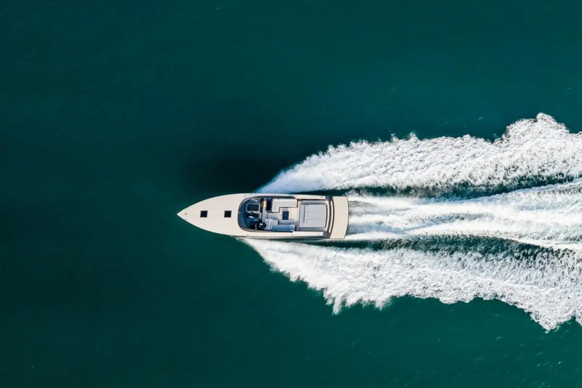 Vandutch 55, cubierta principal — Yacht Charter Marbella, Marbella. Líneas bajas y deportivas para tardes en Puerto Banús