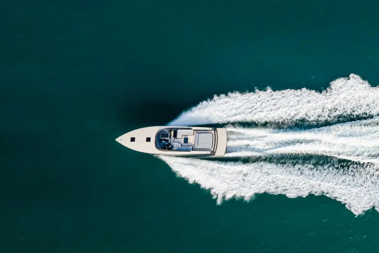 Vandutch 55, cubierta principal — Yacht Charter Marbella, Marbella. Líneas bajas y deportivas para tardes en Puerto Banús