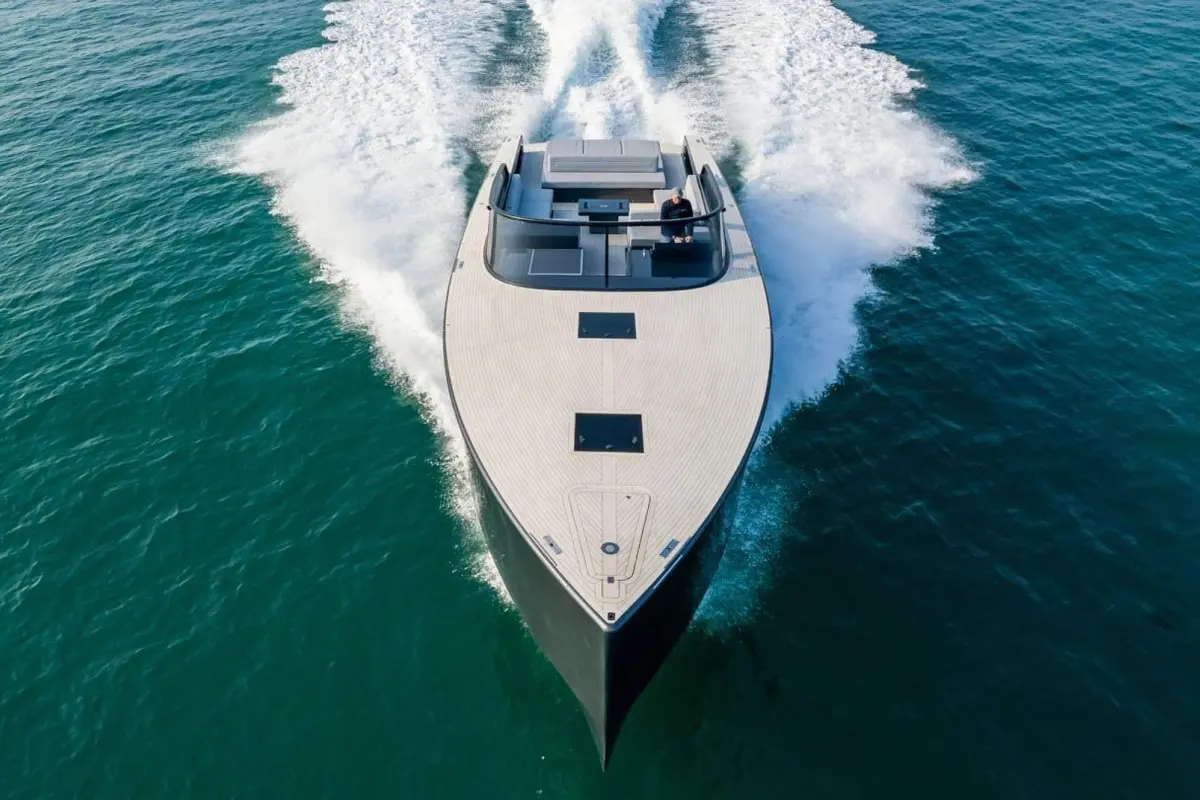 Vandutch 55, cubierta de popa — Yacht Charter Marbella, Marbella. Líneas bajas y deportivas para tardes en Puerto Banús