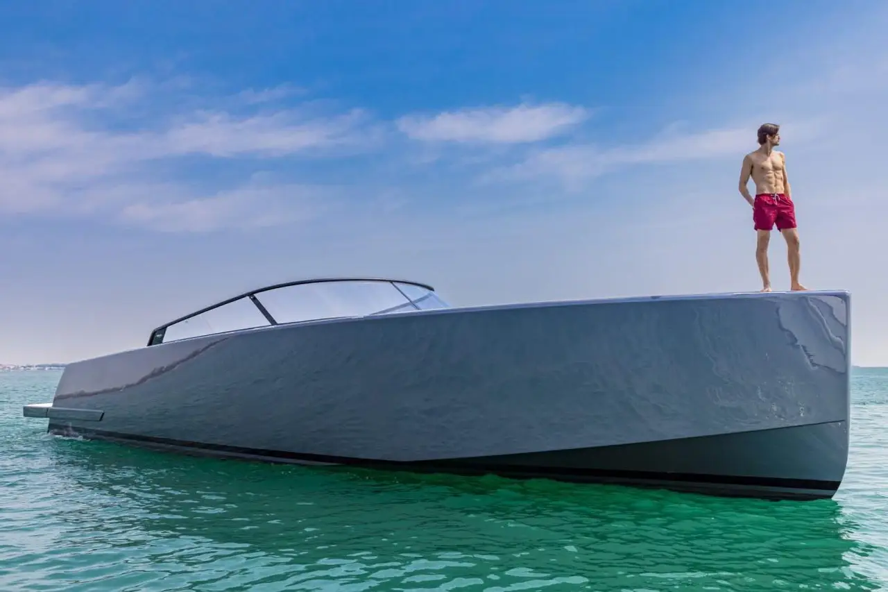 Vandutch 55, salón — Yacht Charter Marbella, Marbella. Líneas bajas y deportivas para tardes en Puerto Banús