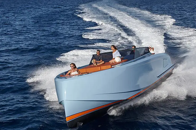 Vanquish VQ60, cubierta principal — Yacht Charter Marbella, Marbella. Deportivo veloz para escapadas cortas por la costa