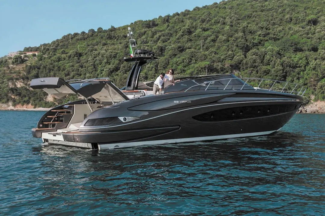 Virtus 63, cubierta principal — Yacht Charter Marbella, Marbella. Casco deportivo italiano para escapadas cortas de día