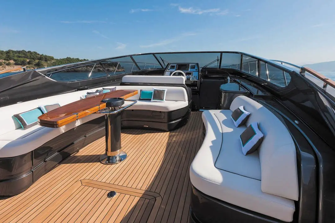 Virtus 63, cubierta de popa — Yacht Charter Marbella, Marbella. Casco deportivo italiano para escapadas cortas de día