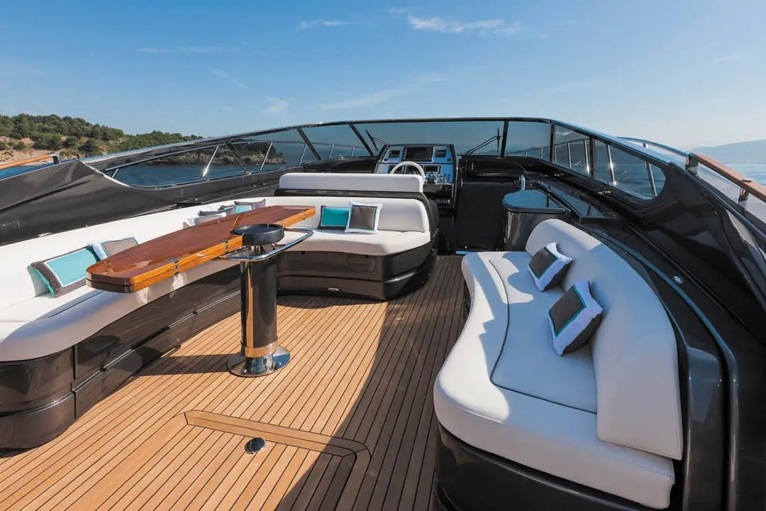 Virtus 63, cubierta de popa — Yacht Charter Marbella, Marbella. Casco deportivo italiano para escapadas cortas de día