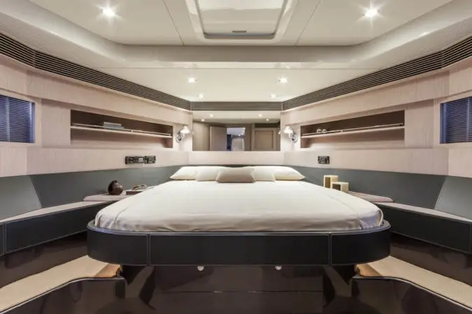 Virtus 63, salón — Yacht Charter Marbella, Marbella. Casco deportivo italiano para escapadas cortas de día