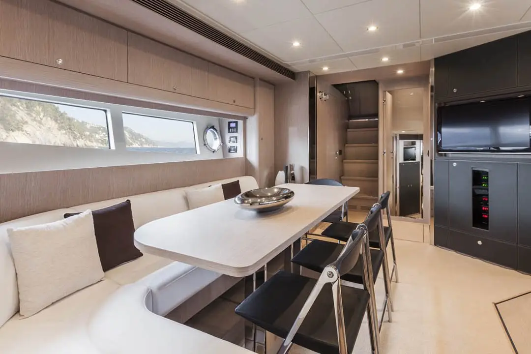 Virtus 63, camarote principal — Yacht Charter Marbella, Marbella. Casco deportivo italiano para escapadas cortas de día