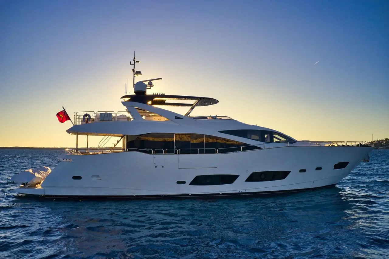 Wajer 38, flybridge — Yacht Charter Marbella, Marbella. Salidas ágiles de un día por la costa