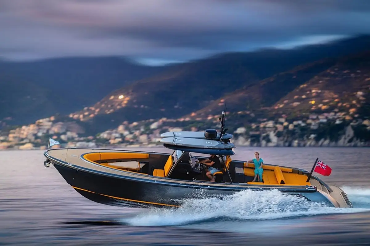 Wajer 38S, cubierta principal — Yacht Charter Marbella, Marbella. Recorridos ágiles por la costa desde Puerto Banús