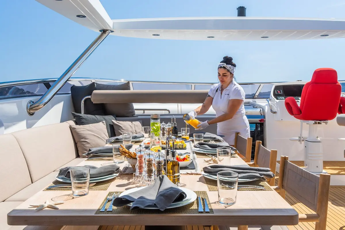 Wally 45, flybridge — Yacht Charter Marbella, Marbella. Velocidad ágil y baños rápidos frente a Estepona